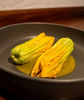 Imagen secundaria 2 - Algunos de los platos de Masta: el chipirón Pelayo, el repápalo con txangurro y sopa de pescado y las flores de calabacín rellenas de una farsa de bacalao 