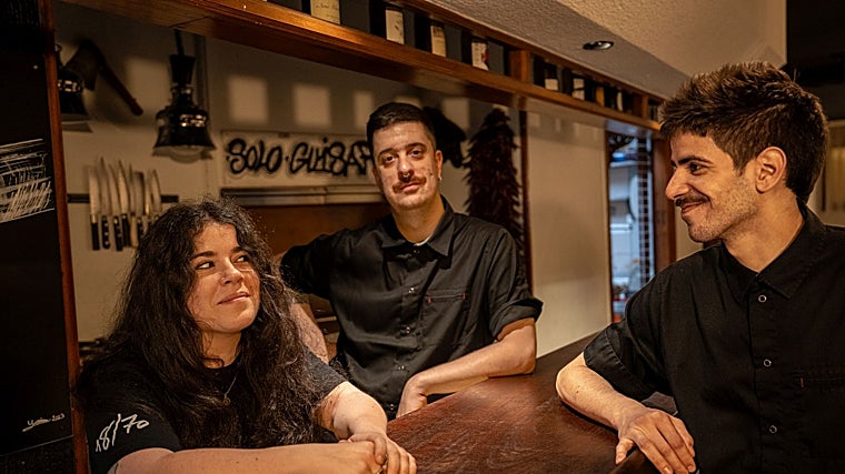Los cocineros Javier Ochoa (a la derecha) y Garikoitz Arruabarrena junto con la sumiller Judit Ayago, en la barra de Masta