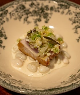 Imagen secundaria 2 - Otras de sus famosas elaboraciones como las mollejas de corazón de ternera lacadas, las albóndigas de jabalí o la ensalada de bonito del norte con pochas