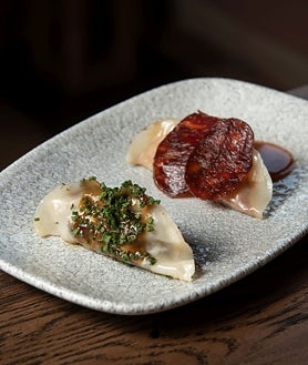 Imagen secundaria 2 - Bikini de steak tartar con trufa, paella de mariscos y gyozas de buey, en Rocacho Valdebebas