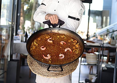 Imagen secundaria 1 - Bikini de steak tartar con trufa, paella de mariscos y gyozas de buey, en Rocacho Valdebebas