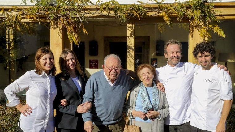 Los hermanos Esther, Sandra y Nacho Manzano con sus padres, Olga y Marcial y Chus Sánchez, hijo de Esther en La Salgar, aldea ubicada a tres kilómetros de Arriondas, en Asturias