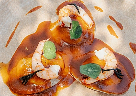 Imagen secundaria 1 - Algunos de sus platos estrella como la empanada de asado frita (arriba), sorrentinos de setas y trufa con gamba roja (en el medio) y tataki de pez (última)