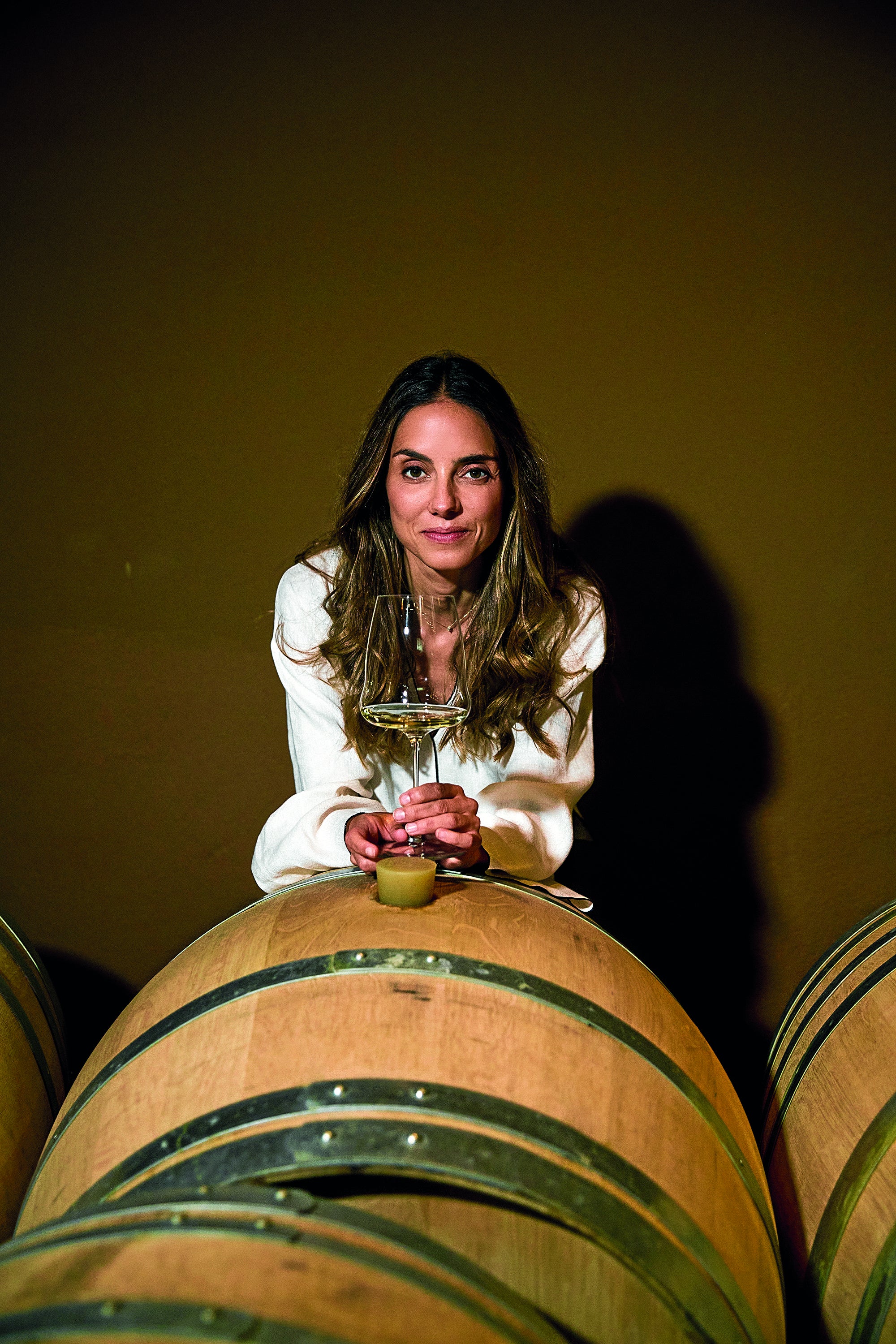 Imagen principal - La enóloga Martina Prieto Pariente (arriba), Araceli Fernández, directora de Godeval (en el medio) y vendimia de O Chan de Prieto Pariente en El Bierzo