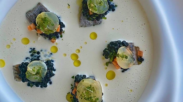 Ajoblanco con sardinas ahumadas, uvas y huevas de arenque