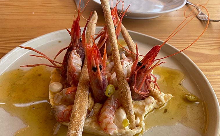 Imagen principal - Estas son algunas de las formas de preparar recetas con este alimento: Ensaladilla de gamba roja (arriba), a la brasa (en el medio) y a la plancha (abajo)