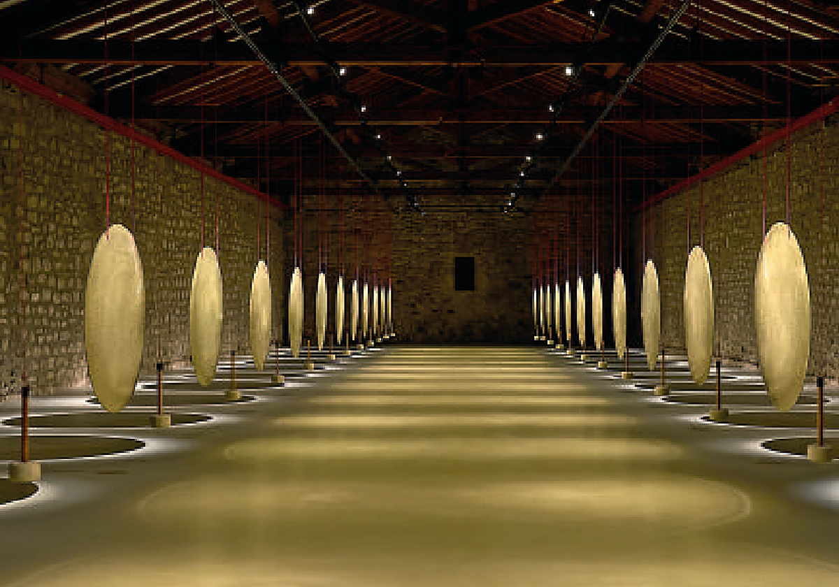 Instalación de Jaume Plensa en la bodega de CVNE en Haro