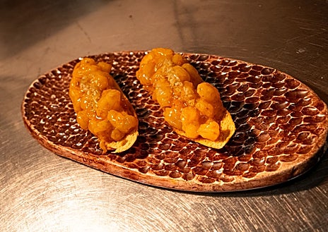 Imagen secundaria 1 - Arriba, la berenjena Ko Pha Ngan; en el medio la tosta de gambas 'al pil pil' y abajo, el pescado 