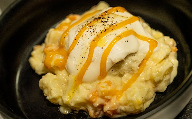 Imagen principal - Arriba, las papas aliñás (ensaladilla); en el medio el salmorejo con atún rojo y abajo, las alitas de pollo