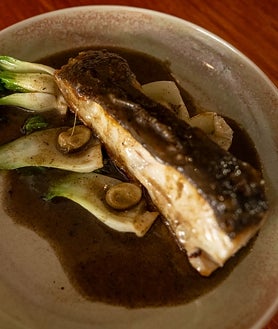 Imagen secundaria 2 - Arriba, la berenjena Ko Pha Ngan; en el medio la tosta de gambas 'al pil pil' y abajo, el pescado 