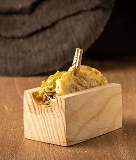 Imagen secundaria 2 - El pequeño comedor del restaurante, en el hotel rural (arriba), el carpaccio de gambón salvaje (medio) y la filloa de richada y col (abajo)