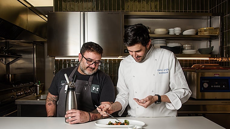 Carlos Griffo (a la derecha) junto con Miguel García, en las cocinas de Quinqué