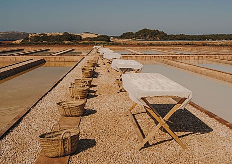 Imagen secundaria 1 - En Las Salinas de la Concepción, donde se elabora Sal de Menorca, el trabajo es manual y artesanal, siguiendo la forma de extracción tradicional tanto de la sal marina como de la flor de sal