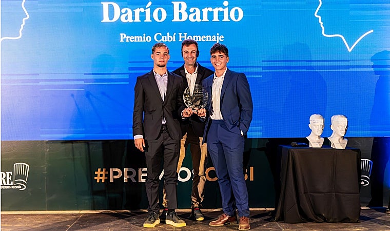 Telmo y Lucas, hijos de Darío Barrio, recogieron el premio póstumo a su padre