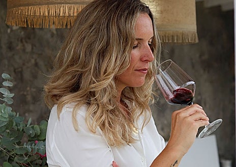 Imagen secundaria 1 - Alba y Enrique Abiega y su nuevo vino, Alba en Ribera, desde Zero (12,95 euros).