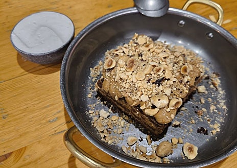 Imagen secundaria 1 - Los 'ñoquis del 29' de Insurgente, en el Mercado de Chamberí; su chocotorta y los dos chefs y propietarios.