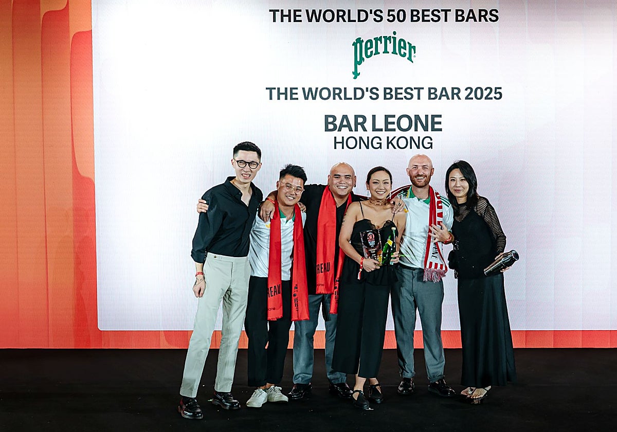 El equipo de Bar Leone, al recoger su premio a mejor bar del mundo 2025