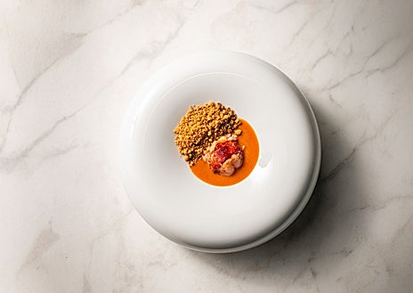 Imagen secundaria 1 - Platos de HDDN: cigala en aguachiles y empanada gallega; bogavante y caldeirada; filloa con pimiento rojo y café.