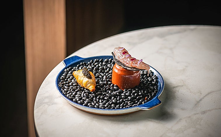 Imagen principal - Platos de HDDN: cigala en aguachiles y empanada gallega; bogavante y caldeirada; filloa con pimiento rojo y café.