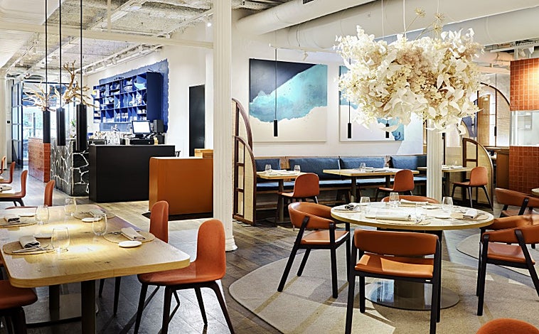 Imagen principal - La sala de Compartir Barcelona, los tres chefs y el comedor de Disfrutar