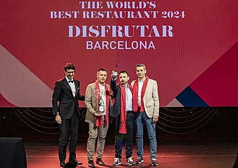 Imagen secundaria 1 - La sala de Compartir Barcelona, los tres chefs y el comedor de Disfrutar