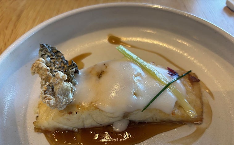 Imagen principal - Lubina asada con salsa de calamar, solomillo de ciervo y hongos con huevo y trufa, todo de Rola