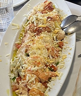 A segunda imagem 2 é salpicon de atum assado e frutos do mar da Casa Luciano em Ayamonte.