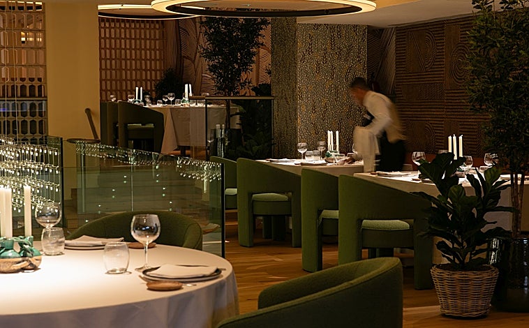 Imagen principal - La ensaladilla con gambas de Huelva de Calvero y su chef, Juanjo López