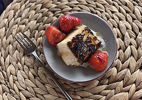 Imagem Secundária 1 – Canelone Recheado com Erva (topo); brioche com morangos e rosas macerados na manteiga (canto inferior esquerdo) e tempura de folhas e flores (canto inferior direito). Tudo preparado por Yolanda Bustos.