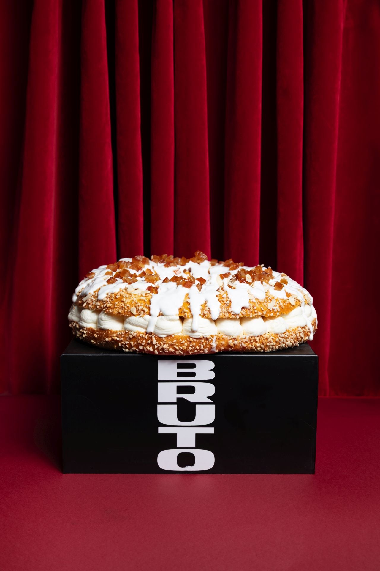 Roscón Bruto. Esponjoso y tierno, se elabora artesanalmente a diario en el obrador de Salesas del Grupo Lamucca. Precio: 33€. WEB: lamuccacompany.com