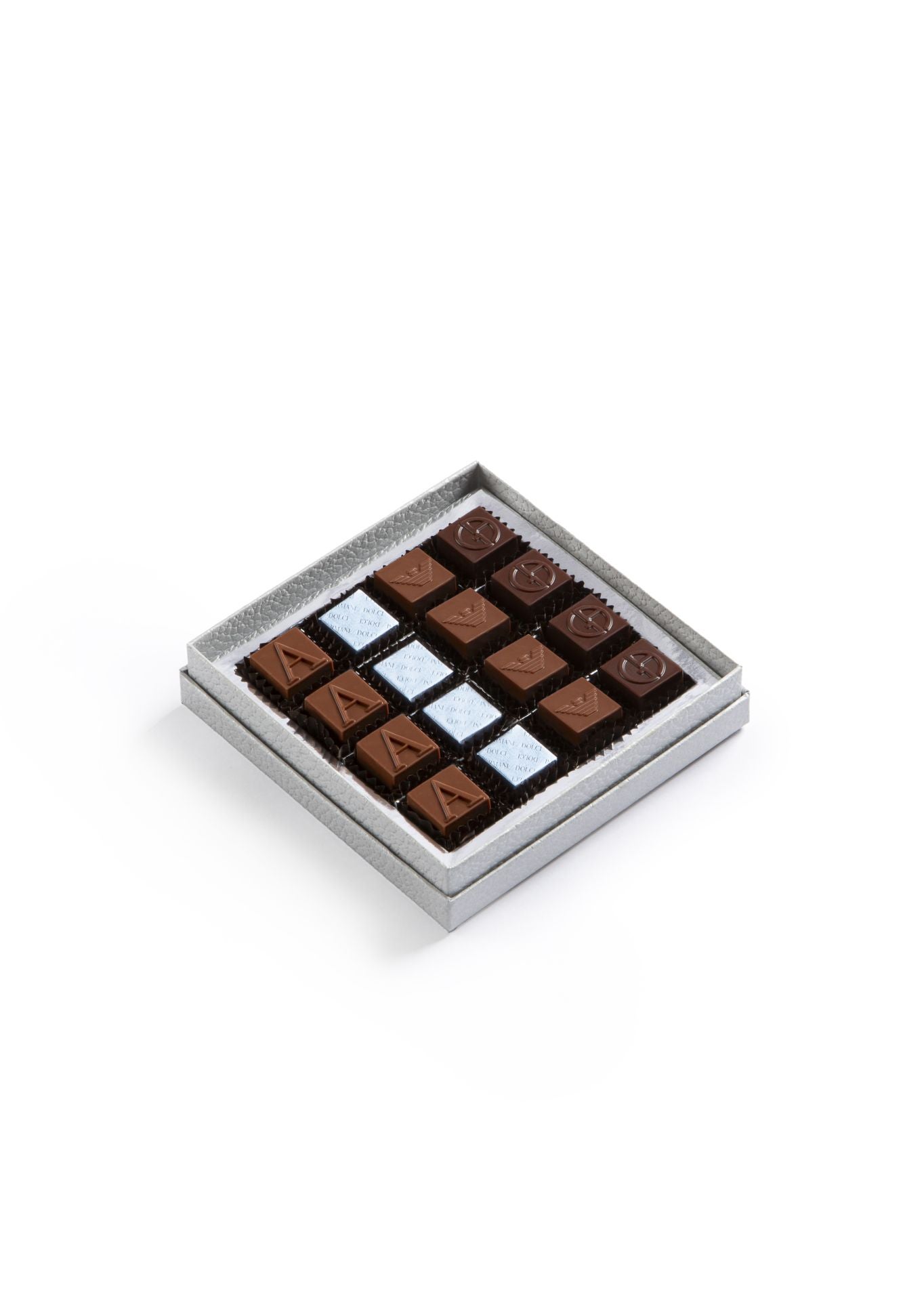 Bombones Armani/Dolci. Selección de 16 pralinés variados que incluye la edición especial de chocolate y pistacho. Precio: 40€. WEB: armanicolci.com