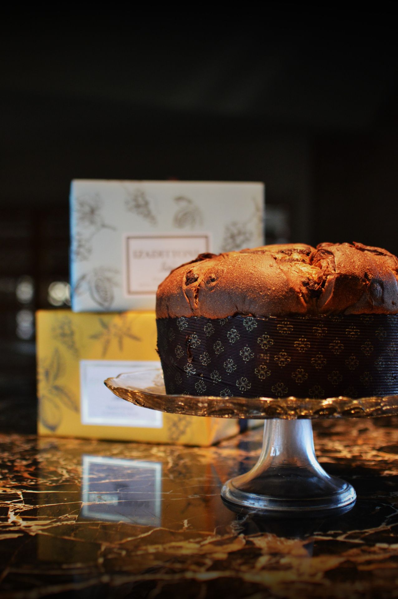Izadittone. Cuando la cocina italiana se fusiona con la española, el resultado es un producto único como el Izadittone, un panettone que mantiene sus raíces itálicas, pero que se reinventa con el carácter del orujo de las uvas riojanas. Se vende en la versión clásica, con notas cítricas y florales, y en la versión de chocolate, con notas a frutos rojos y especias. Precio: 34,90€. WEB: izadi.com