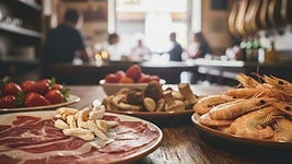 La gastronomía de Huelva: del jamón y el gurumelo serrano a la inigualable gamba blanca o los frutos rojos