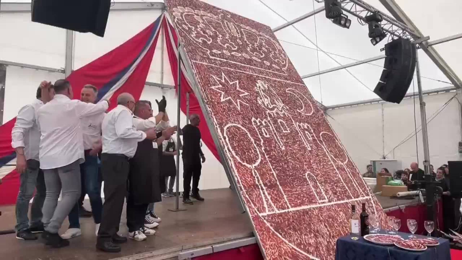 Cumbres Mayores (Huelva) vuelve a servir la ración de jamón ibérico más grande del mundo