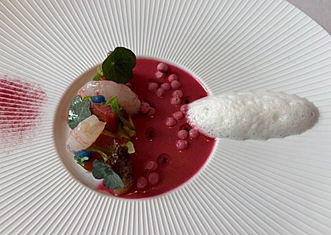 Imagem secundária 1 - Costeleta galega, gaspacho de beterraba com camarão e consomê de coelho com ovos de codorna. 