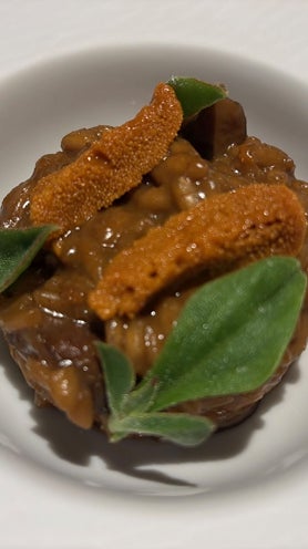 Imagen secundaria 2 - Ensalada fría de crucíferas, royal de gallo celta con trufa y chocolate, y arroz de setas y erizos.