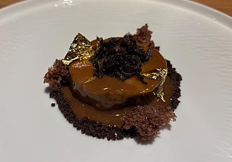 Imagen secundaria 1 - Ensalada fría de crucíferas, royal de gallo celta con trufa y chocolate, y arroz de setas y erizos.