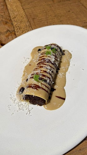 Imagen secundaria 2 - Canelones de Ricardo Sotres, en El Retiro (Llanes); de txangurro, elaborados por Aitor Mena en Almara; y de asador Abadesa.