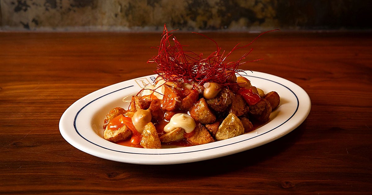 Auténticas, rebeldes y siempre picantes: las mejores patatas bravas de Madrid