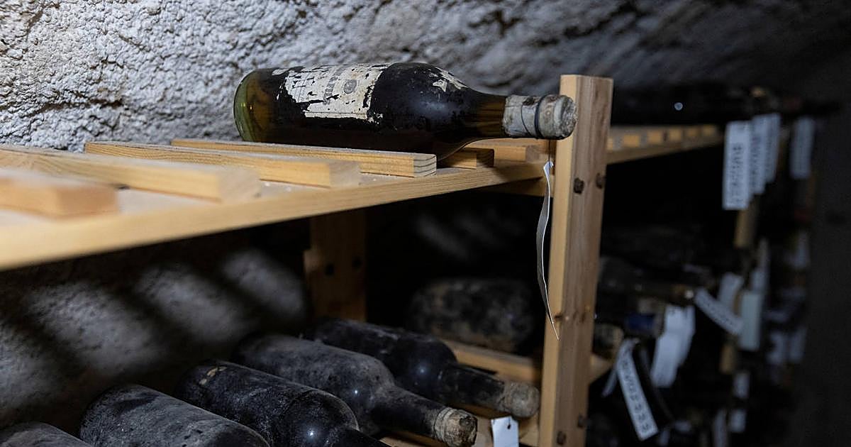 Restauran ocho botellas de un vino francés de 130 años que sobrevivió bajo un castillo checo a la Segunda Guerra Mundial