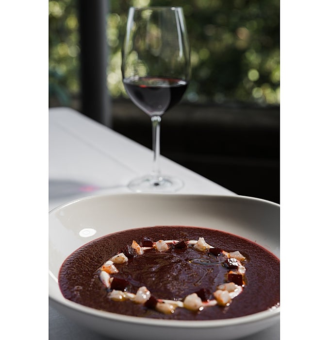 Gazpacho de cerezas negras con mozzarella, remolacha en escabeche y gambas en aceite de naranja del restaurante Gran Reserva del hotel Palacio Tondón (La Rioja Briñas).