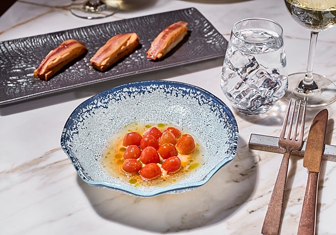 Salmojo de tomate cherry con gazpacho clarificado del restaurante Quintoelemento (Madrid).