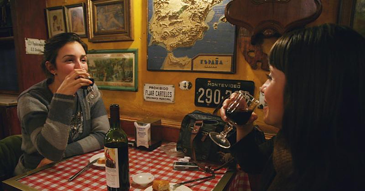 Vino para disfrutar, no para guardar: la Generación Z está cambiando la relación con la botella