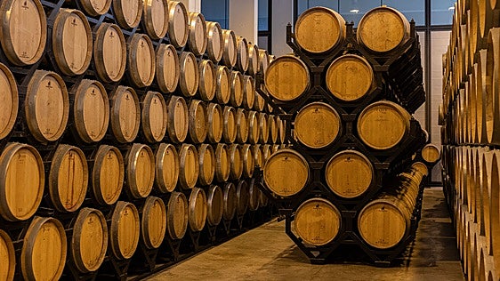 Menos madera, más paisaje: la revolución discreta de la barrica de vino