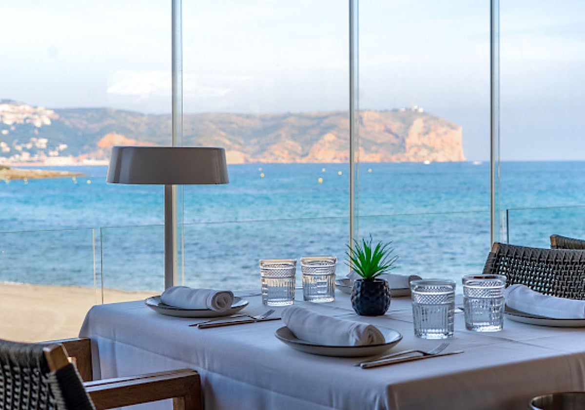 Restaurante La Perla de Jávea, con vistas al mar.
