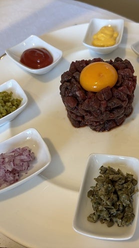 Imagen secundaria 2 - Raya a la gallega, zorza de pollo y steak tartar de El Oviedo, en Ribadeo