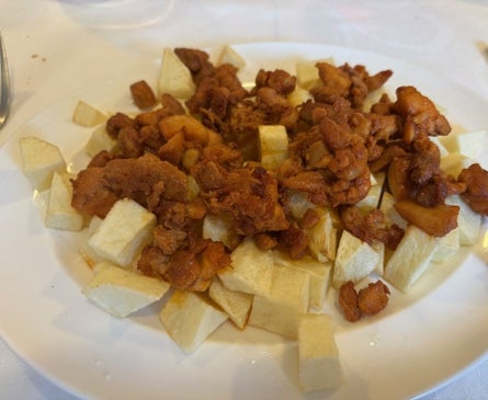 Imagen secundaria 1 - Raya a la gallega, zorza de pollo y steak tartar de El Oviedo, en Ribadeo