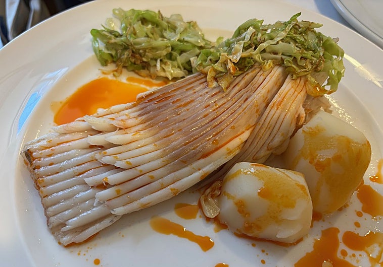 Imagen principal - Raya a la gallega, zorza de pollo y steak tartar de El Oviedo, en Ribadeo