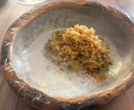 Imagen secundaria 1 - Platos del restaurante madrileño Hipocampo: pochas en salsa verde, changurro donostiarra y ensaladilla con bonito