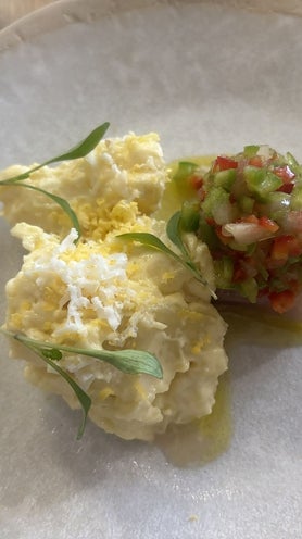 Imagen secundaria 2 - Platos del restaurante madrileño Hipocampo: pochas en salsa verde, changurro donostiarra y ensaladilla con bonito